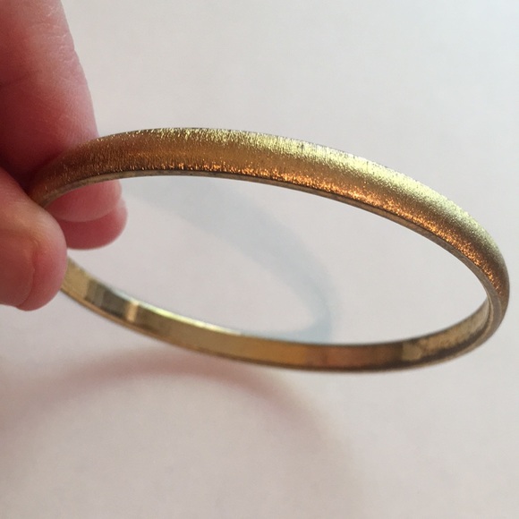 Elegant vintage burnished goldtone bangle bracelet by Monet - Picture 11 of 12